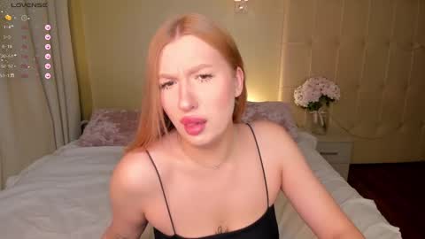 Snapshot of hollyylee chatting on 02/11/25, 12:59 Emma online show from 02/11/25, 12:59