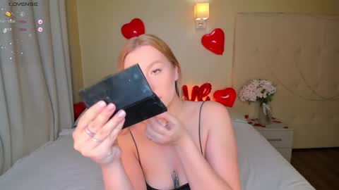 Snapshot of hollyylee chatting on 02/16/25, 01:03 Emma online show from 02/16/25, 01:03