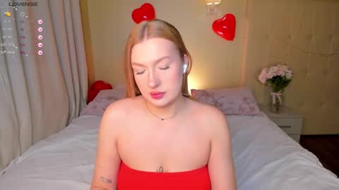 Snapshot of hollyylee chatting on 02/19/25, 01:18 Emma online show from 02/19/25, 01:18