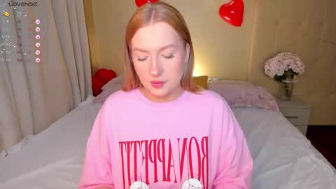 Snapshot of hollyylee chatting on 02/20/25, 01:25 Emma online show from 02/20/25, 01:25