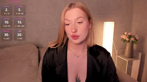 Snapshot of hollyylee chatting on 09/09/25, 12:54 Emma online show from 09/09/25, 12:54