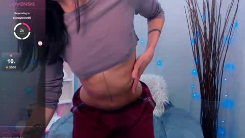 Snapshot of holy_girl_x chatting on 09/27/25, 02:05 Holy girl online show from 09/27/25, 02:05