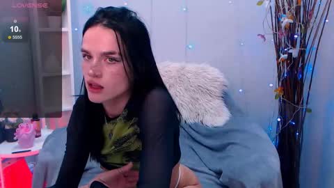 Snapshot of holy_girl_x chatting on 10/13/25, 02:00 Holy girl online show from 10/13/25, 02:00