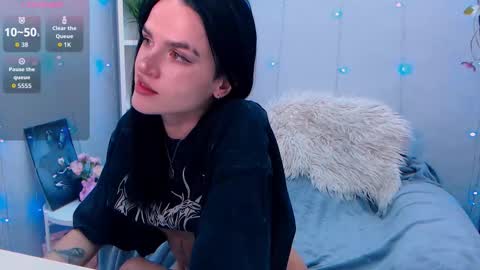 Snapshot of holy_girl_x chatting on 11/12/25, 02:01 Holy girl online show from 11/12/25, 02:01