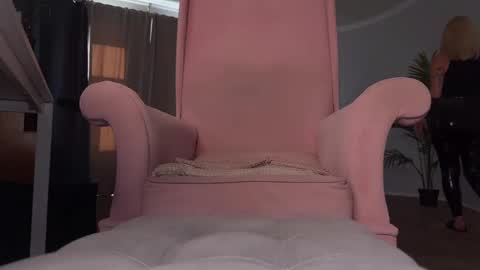 Snapshot of holycatharsis chatting on 02/21/25, 12:39 Goddess Holy Catharsis online show from 02/21/25, 12:39