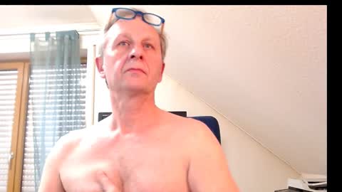 Snapshot of hondowill chatting on 12/08/24, 01:03 Bernd online show from 12/08/24, 01:03