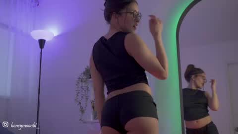 Snapshot of honeeeey_ chatting on 09/15/25, 10:32 honeeeey_ online show from 09/15/25, 10:32