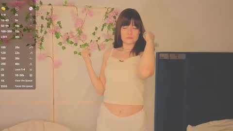 Snapshot of honeey_beee chatting on 11/27/25, 08:44 May online show from 11/27/25, 08:44