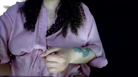 Snapshot of honeeyyy_pot chatting on 10/12/25, 01:59 Honey online show from 10/12/25, 01:59