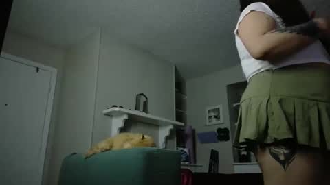 Snapshot of honeeyyy_pot chatting on 10/31/25, 03:29 Honey online show from 10/31/25, 03:29