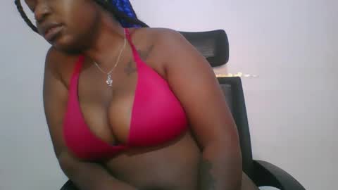 Snapshot of honey_beb chatting on 10/15/25, 05:18 honey_beb online show from 10/15/25, 05:18