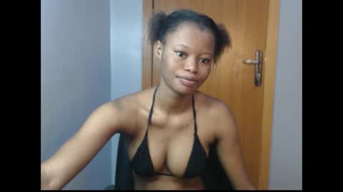 Snapshot of honey_juicydoll chatting on 10/16/25, 07:20 Sonia online show from 10/16/25, 07:20