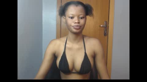 Snapshot of honey_juicydoll chatting on 10/18/25, 07:42 Sonia online show from 10/18/25, 07:42