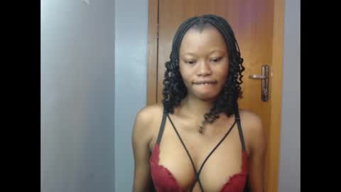 Snapshot of honey_juicydoll chatting on 10/20/25, 06:25 Sonia online show from 10/20/25, 06:25