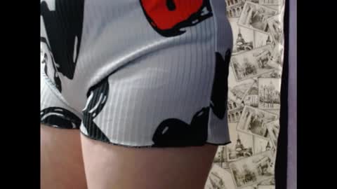 Snapshot of honey_mood chatting on 11/13/25, 06:18 Lina online show from 11/13/25, 06:18