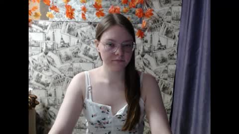 Snapshot of honey_mood chatting on 11/15/25, 11:40 Lina online show from 11/15/25, 11:40