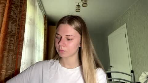 Snapshot of honeyaskren chatting on 06/02/26, 10:06 Klara online show from 06/02/26, 10:06