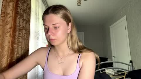 Snapshot of honeyaskren chatting on 06/10/26, 10:03 Klara online show from 06/10/26, 10:03