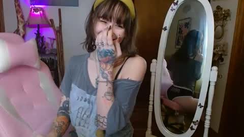 Snapshot of honeybeexo333 chatting on 01/28/25, 08:47 Honey Bee online show from 01/28/25, 08:47