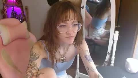 Snapshot of honeybeexo333 chatting on 11/17/25, 06:46 Honey Bee online show from 11/17/25, 06:46