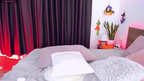 Snapshot of honeycarrol chatting on 10/27/25, 04:11 HoneyCarrol online show from 10/27/25, 04:11