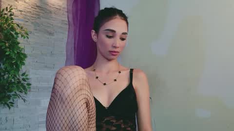 Snapshot of honeydrop_ chatting on 06/08/26, 01:28 Selena online show from 06/08/26, 01:28