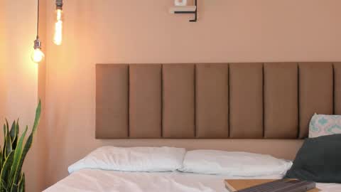 Snapshot of honeygray02 chatting on 10/17/25, 12:19 honeygray02 online show from 10/17/25, 12:19