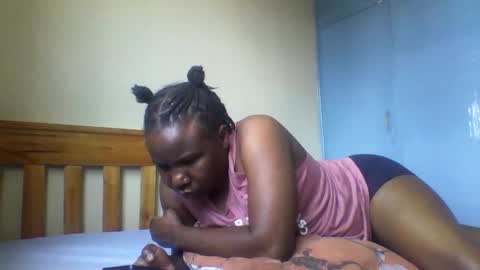 Snapshot of honeymuny chatting on 11/12/25, 07:42 Honeymuny online show from 11/12/25, 07:42