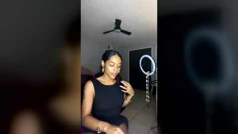 Snapshot of honeyrayxx chatting on 07/19/26, 01:53 honeyrayxx online show from 07/19/26, 01:53