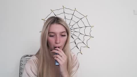 honeyveil online show from 10/23/25, 12:15