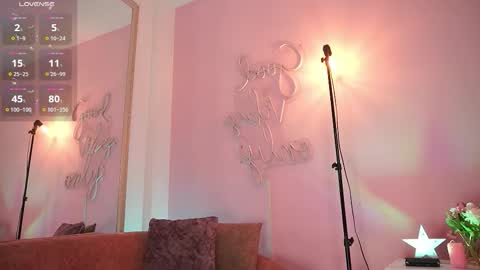 Snapshot of honeyymoonn_ chatting on 11/19/25, 08:09 Honey Moon Help me to reach 100 thumbs up online show from 11/19/25, 08:09