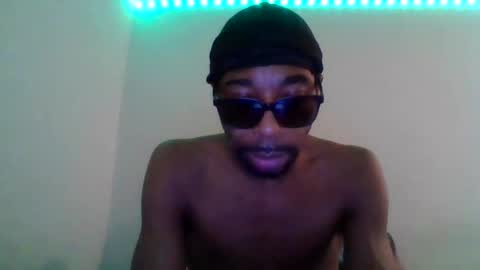 Snapshot of hoodlatelatenightshow chatting on 01/07/25, 08:13 blackhoodcouple online show from 01/07/25, 08:13