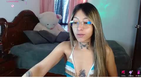 Snapshot of hoolly_jones chatting on 12/17/25, 01:06 Hoollly Jones online show from 12/17/25, 01:06