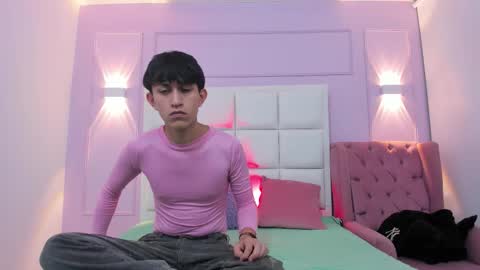 Snapshot of hoot_booys_ chatting on 10/28/25, 08:33 hoot_booys_ online show from 10/28/25, 08:33