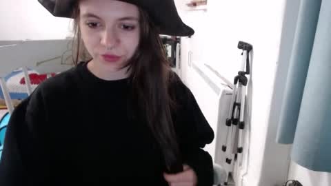 Snapshot of hope_xo chatting on 04/20/26, 10:11 Hope online show from 04/20/26, 10:11