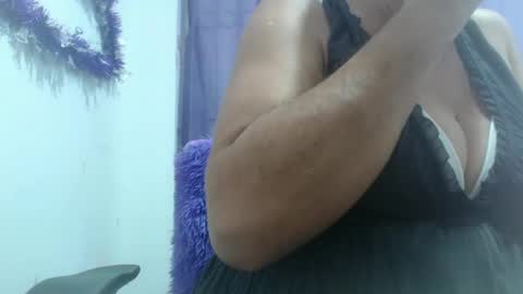 Snapshot of horny_mommy17 chatting on 10/23/25, 05:23 armina online show from 10/23/25, 05:23