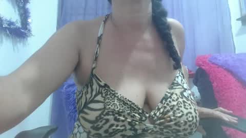 Snapshot of horny_mommy17 chatting on 10/26/25, 07:09 armina online show from 10/26/25, 07:09