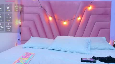 Snapshot of hornybarelylegalgirl chatting on 11/28/25, 12:52 Khloe online show from 11/28/25, 12:52