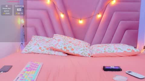 Snapshot of hornybarelylegalgirl chatting on 11/29/25, 12:52 Khloe online show from 11/29/25, 12:52