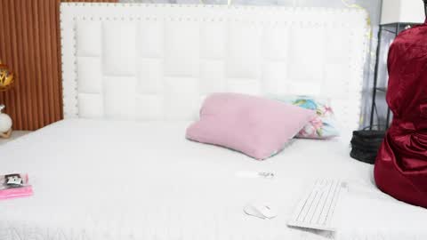 Khloe  online show from 05/19/26, 01:44