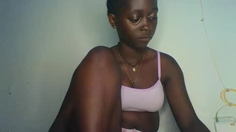 Snapshot of hornybella4 chatting on 10/02/25, 12:34 Bella online show from 10/02/25, 12:34