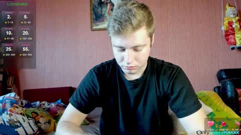 Snapshot of hornyblondieboyy chatting on 10/26/25, 11:05 Max online show from 10/26/25, 11:05