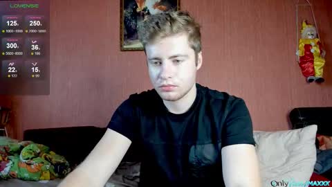 Snapshot of hornyblondieboyy chatting on 10/31/25, 10:05 Max online show from 10/31/25, 10:05