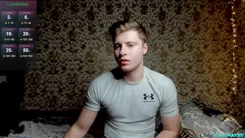 Snapshot of hornyblondieboyy chatting on 12/03/25, 02:04 Max online show from 12/03/25, 02:04