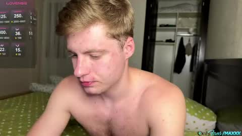 Snapshot of hornyblondieboyy chatting on 06/05/26, 10:04 Max online show from 06/05/26, 10:04