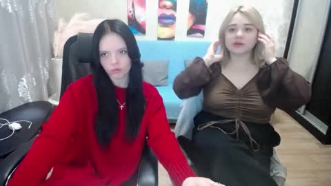 Lola and Lana online show from 12/21/25, 06:48
