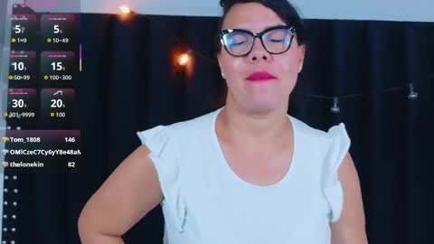 Snapshot of hornylatimommy chatting on 11/18/25, 07:24 Natasha online show from 11/18/25, 07:24