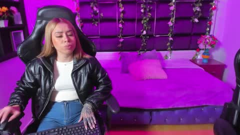hornyy mom online show from 01/03/25, 01:14