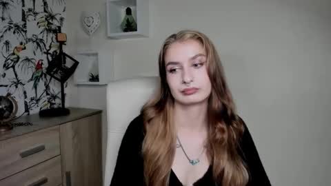 Snapshot of hot_1nina chatting on 10/08/25, 06:33 NINA online show from 10/08/25, 06:33