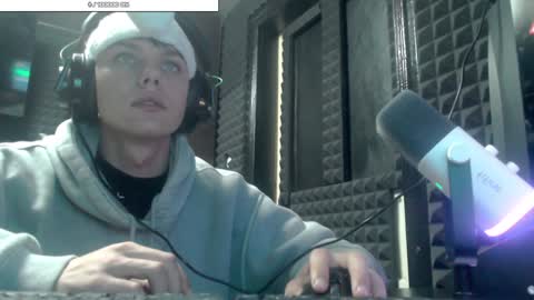 Hot boy 2002 online show from 12/18/24, 10:02